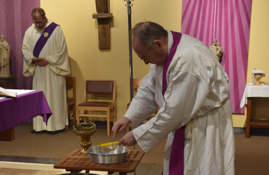 De liturgische asse wordt bereid  © Jan De Broeck