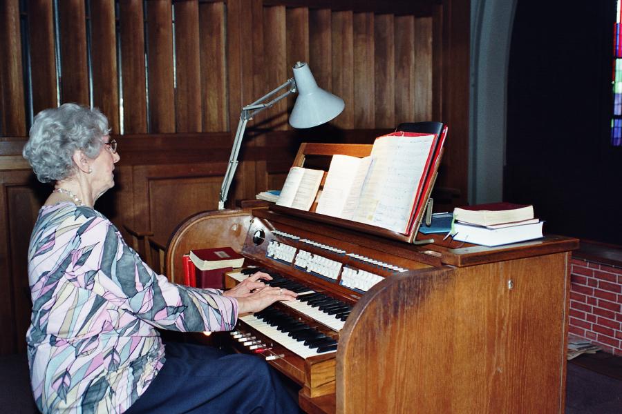 2007 Nelly aan het grote orgel boven © Mia Verbanck
