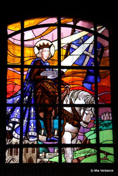 glasraam de Heilige Lodewijk links vooraan in onze kerk