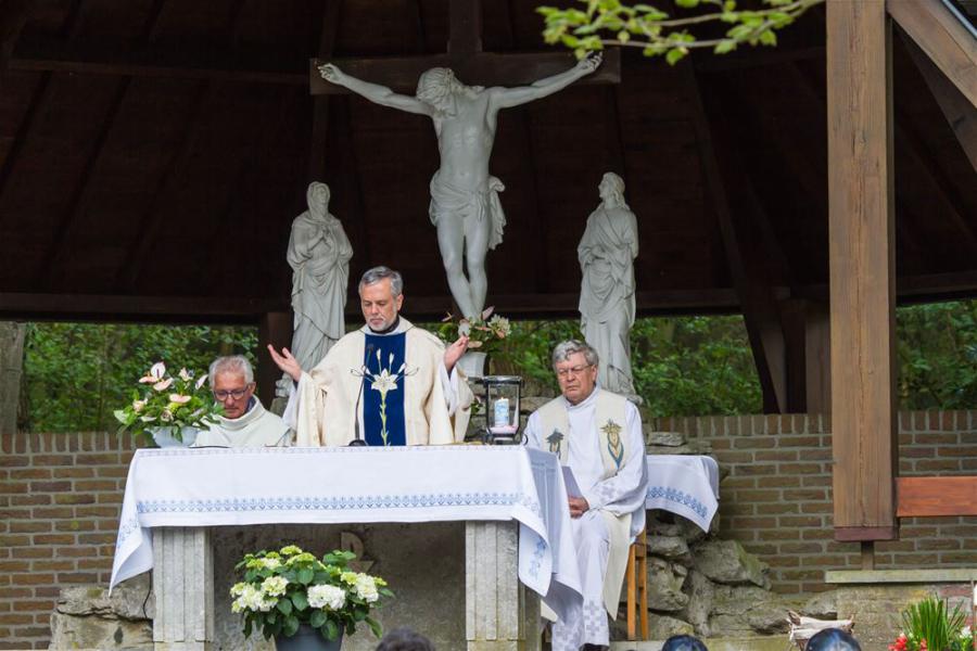 diaken Sabo, pastoor Janssen, deken Meysen 