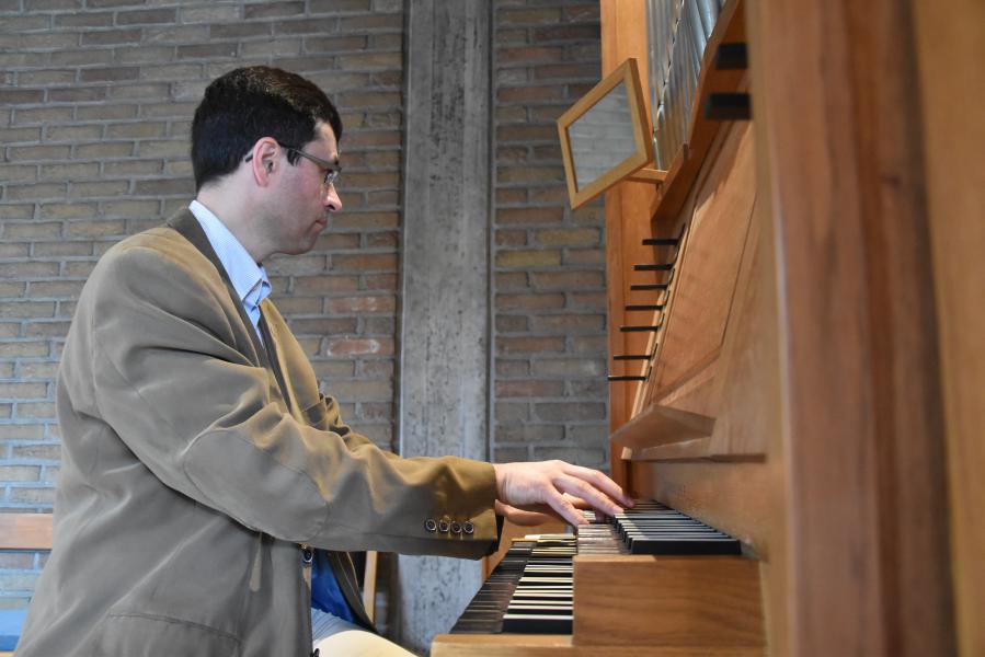 Joris Polfliet warmt zich op aan het orgel. © PDL