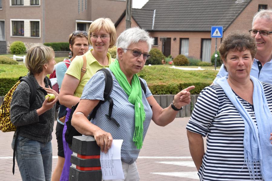 Begeleidster Ann wijst de wandelaars de weg. © PDL