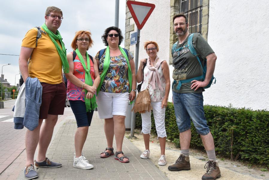 Helemaal uit Izegem: dit kleurrijke gezelschap. © PDL