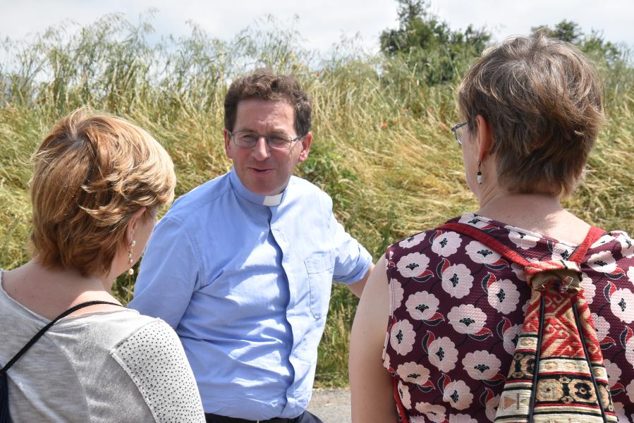 Bisschop Lode Aerts in gesprek met enkele deelnemers. © PDL