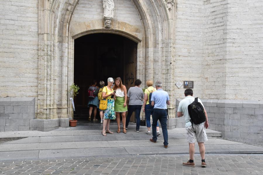 Verzamelen geblazen aan de Sint-Martinusbasiliek in Halle. © PDL