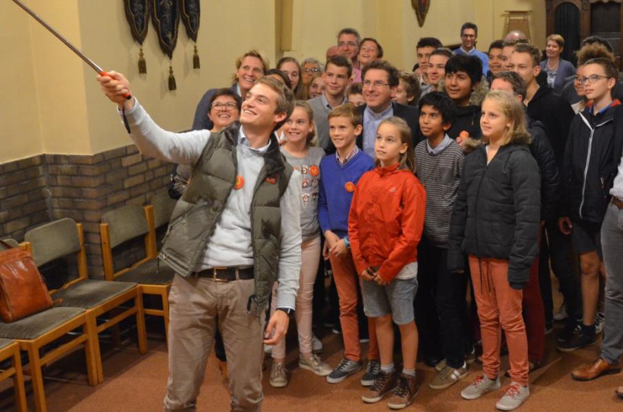 In de weekkapel van de kerk konden de misdienaars, volwassenen en jongeren, de bisschop ontmoeten. 