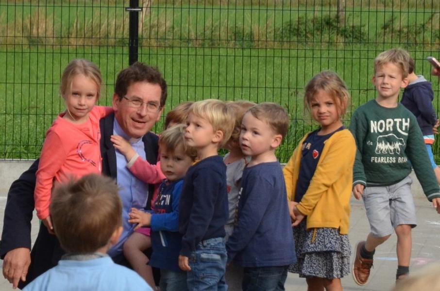 De bisschop bezoekt de kleuterschool, de herbestemde kerk, van Rugge. 