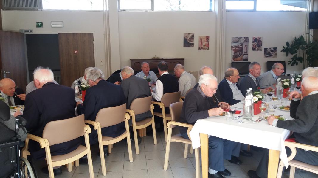 middagmaal met de priesters-emeriti uit Roeselare 