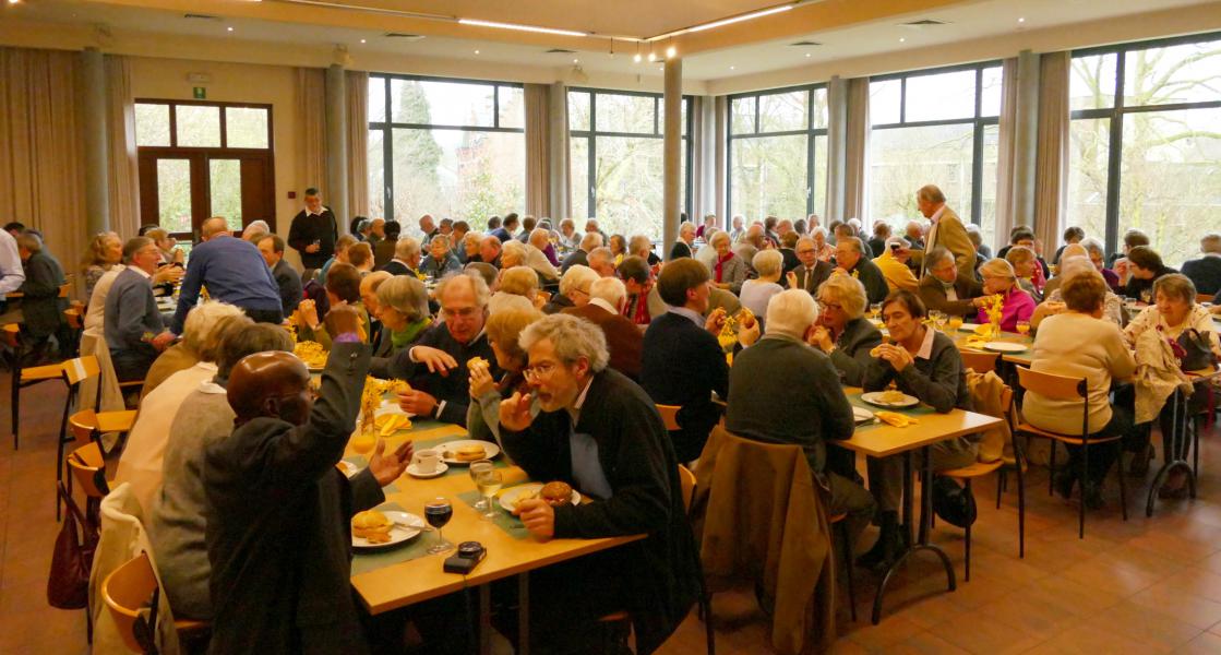 Samen eten, elkaar over de parochiegrensen beter leren kennen © Hugo Casaer