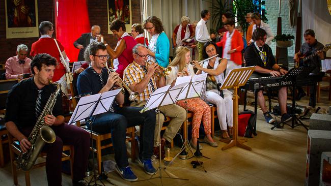 Na de viering spelen de muzikanten nog wat verder. Fantastisch!  