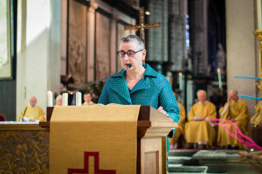 Eerste lezing door Ria Savoye - diakenwijding 2017 © Bisdom Gent, foto: Karel Van de Voorde