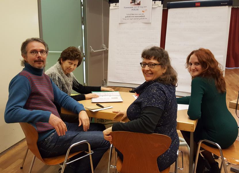 Schrijversgroep Tussen De Regels werkt aan het groepsgedicht  © RB