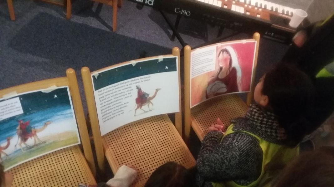 De kinderen van de Rozenkransschool staan stil bij het kerstverhaal 