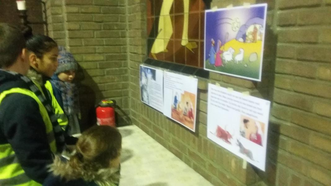 De kinderen van de Rozenkransschool staan stil bij het kerstverhaal 