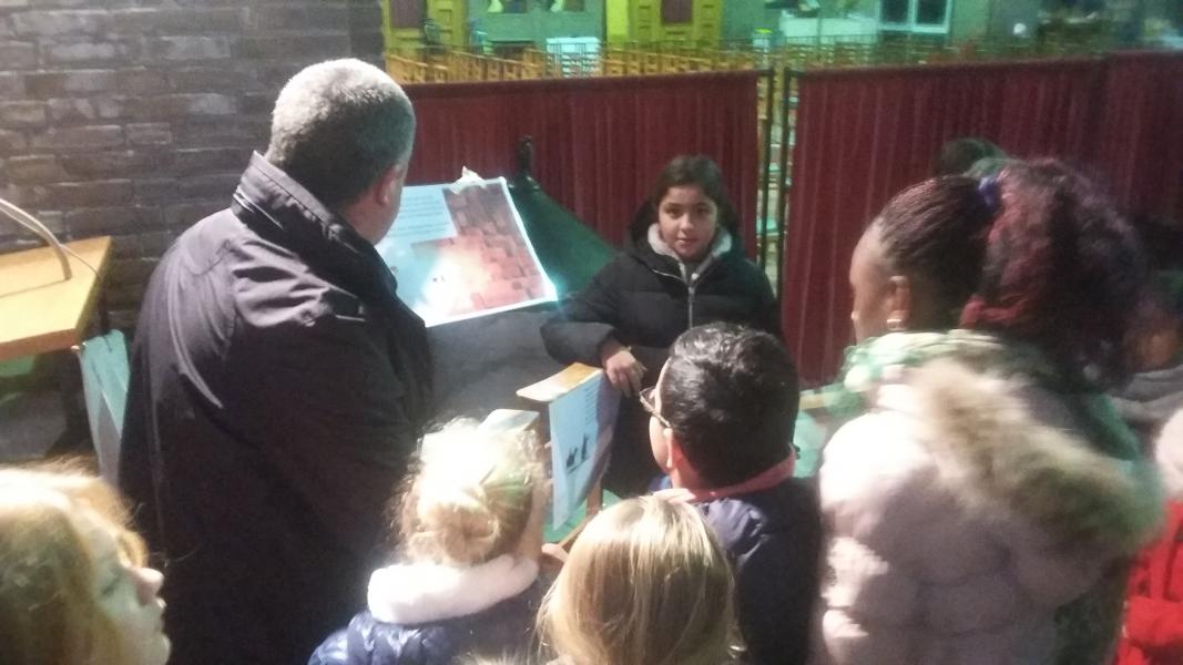De kinderen van de Rozenkransschool staan stil bij het kerstverhaal 