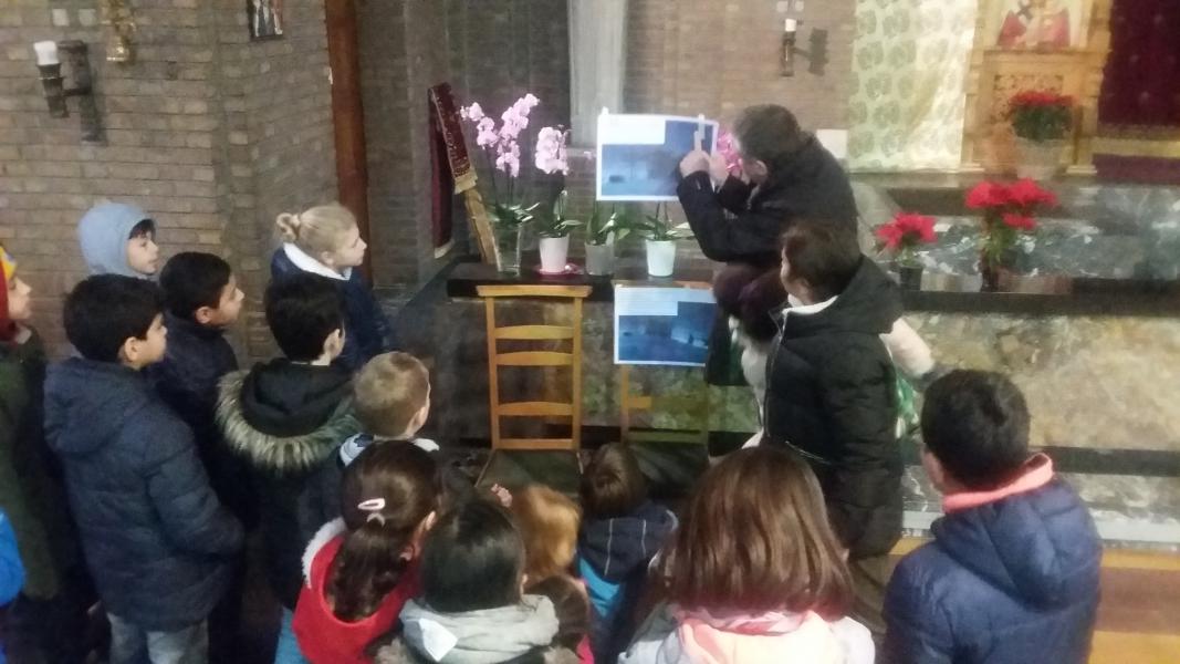 De kinderen van de Rozenkransschool staan stil bij het kerstverhaal 