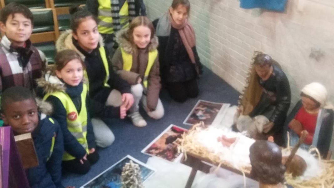 De kinderen van de Rozenkransschool staan stil bij het kerstverhaal 