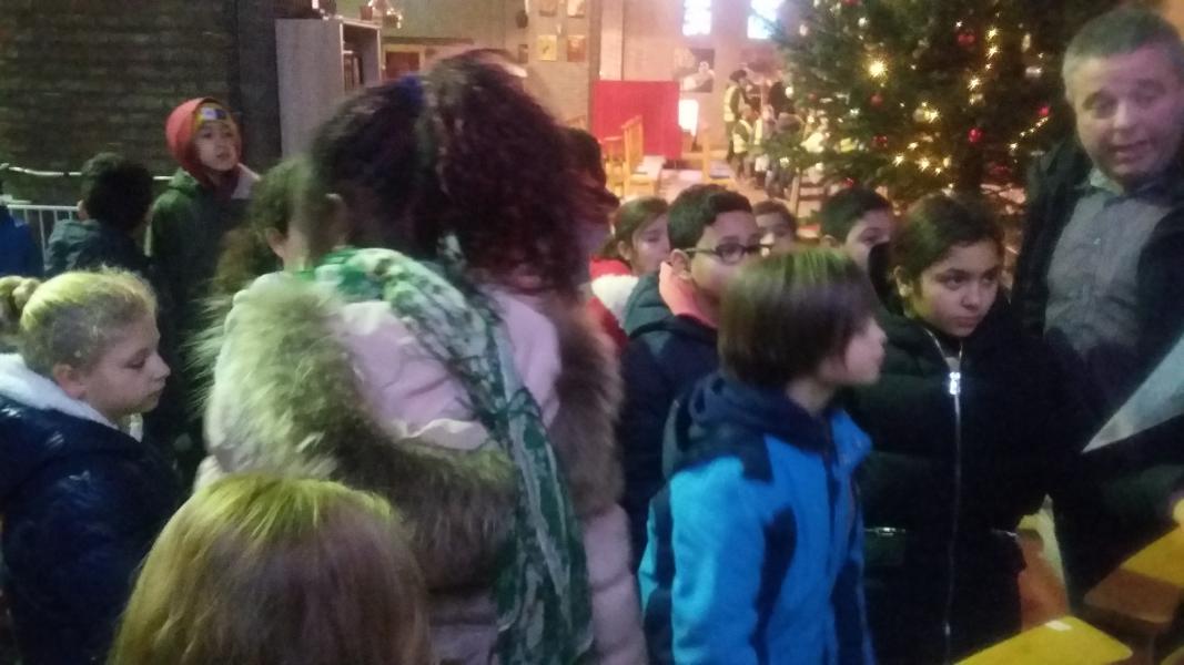 De kinderen van de Rozenkransschool staan stil bij het kerstverhaal 