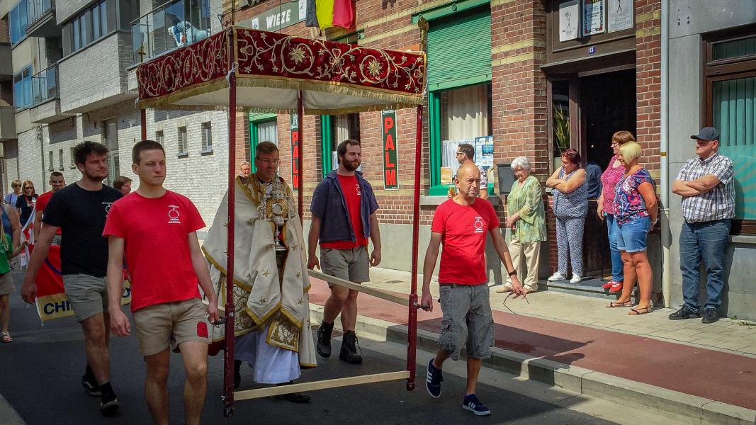 Sacramentsprocessie te Moorsel  Onder een stralende zon hebben heel wat parochianen en verenigingen deelgenomen aan de sacramentsprocessie te Moorsel. 