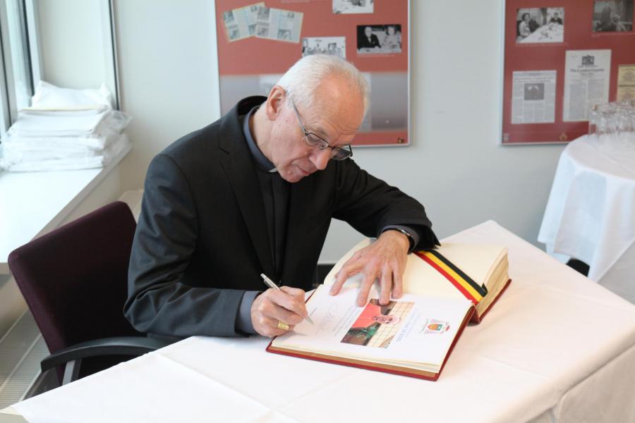 Ondertekening van het Gulden Boek © Guy Dehout