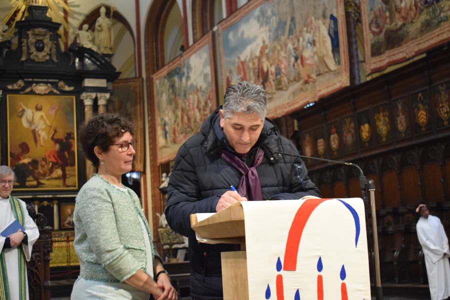 de doopleerlingen bevestigen hun verlangen om gedoopt te worden © Inge Cordemans