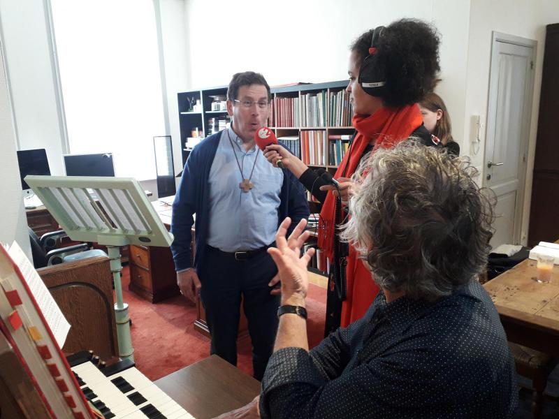 Radio 2 op bezoek tijdens de zangles van bisschop Lode. © Marieke VanderSchaeghe