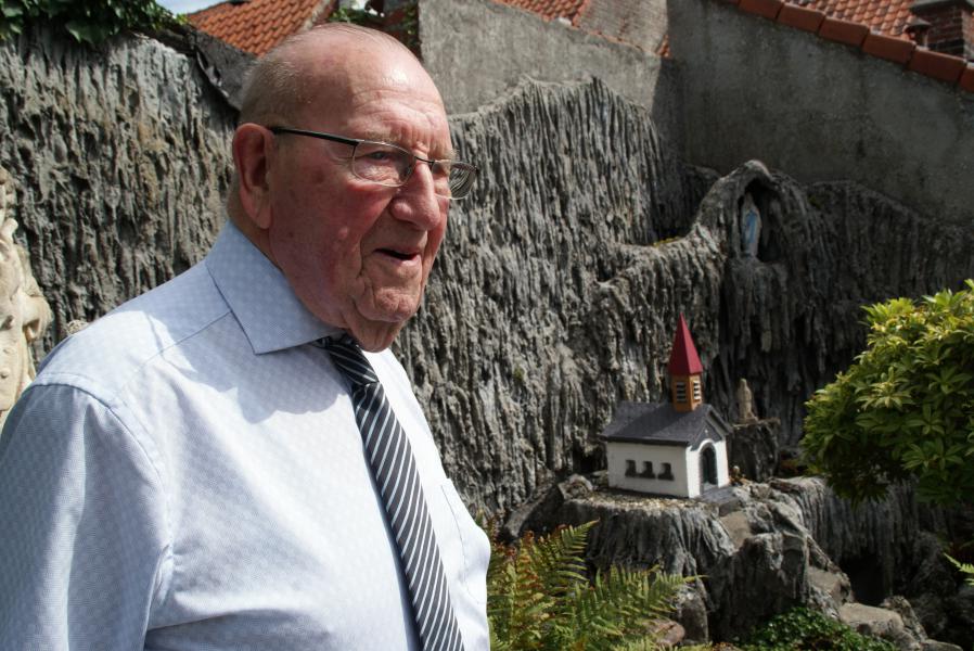 Kerkbaljuw Roger Verleden bij zijn zelfgemaakte grot van Lourdes © Marieke VanderSchaeghe