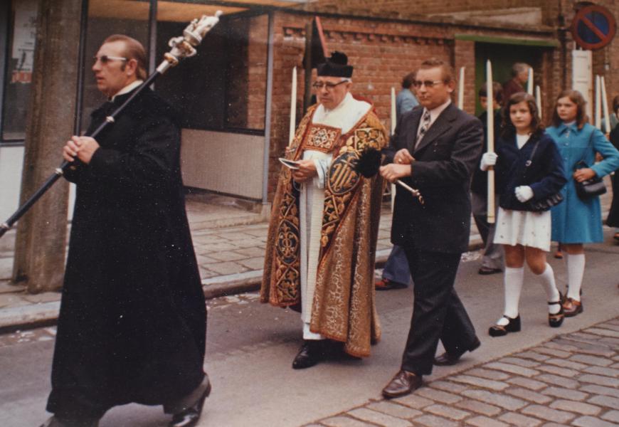 Kerkbaljuw Roger Verleden met vormelingen. 