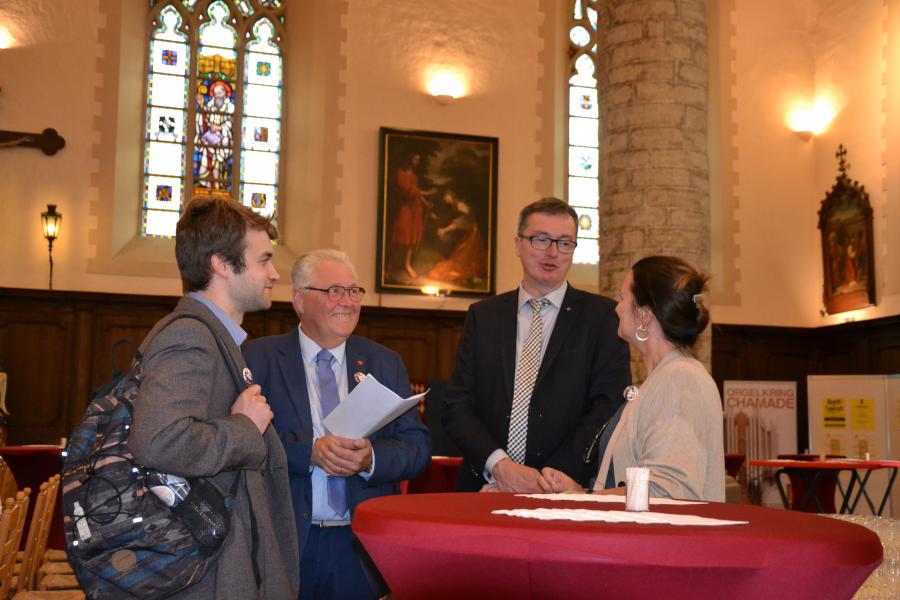 Deken Filiep Callens tijdens de tentoonstelling over Damiaan in Tielt. © Hein Samyn