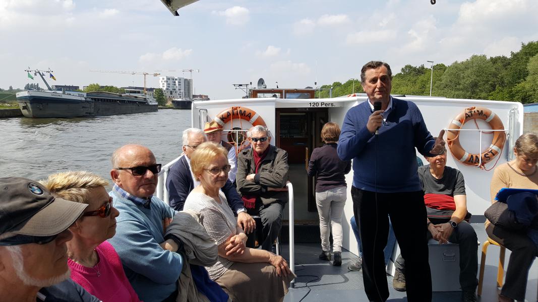 Jos Verheyen van Ecokerk Antwerpen heet iedereen welkom aan boord © rb