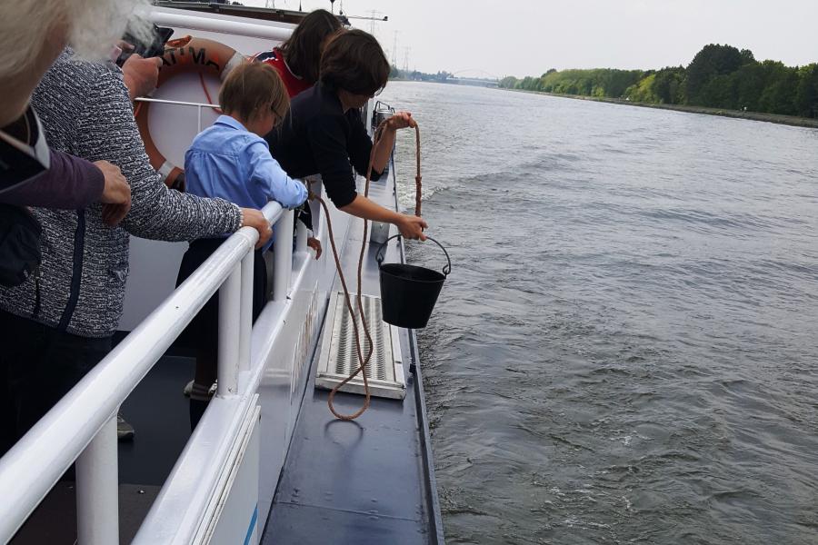 Vers opgehaald water wordt getest © rb