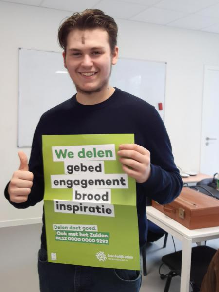 Poseren met een poster van Broederlijk Delen... © Walbert Defoort
