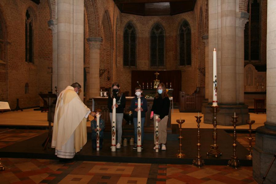 De paaskaarsen van alle parochies worden ontstoken © Pastorale Eenheid O.L.V. Krekedal Kortemark