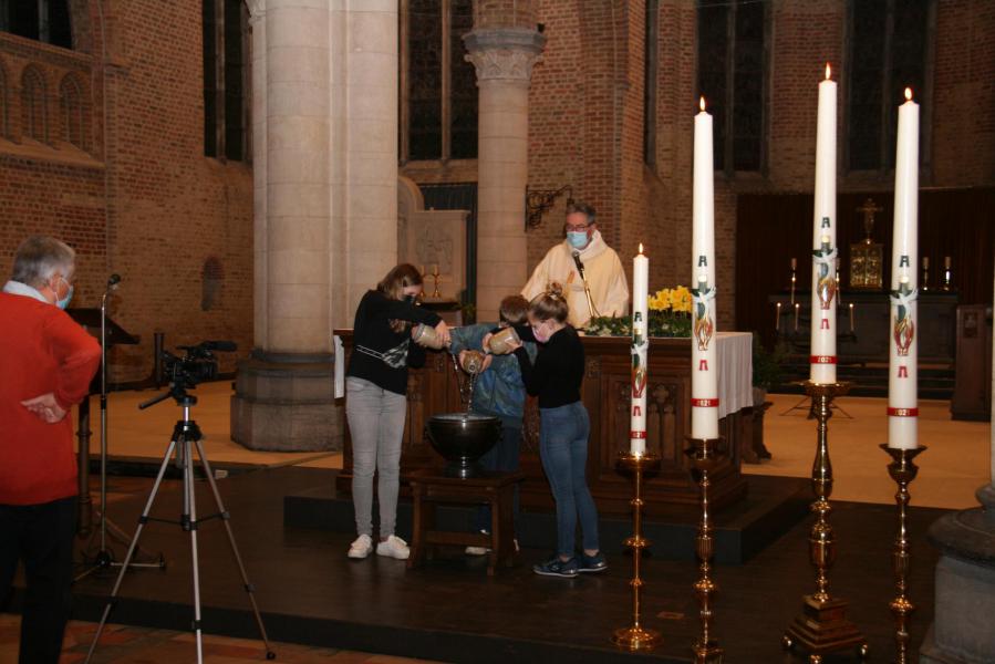 Water dat straks gezegend wordt. © Pastorale Eenheid O.L.V. Krekedal Kortemark