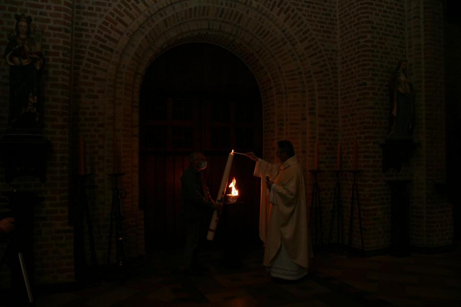 De nieuwe paaskaars wordt ontstoken © Pastorale Eenheid O.L.V. Krekedal Kortemark
