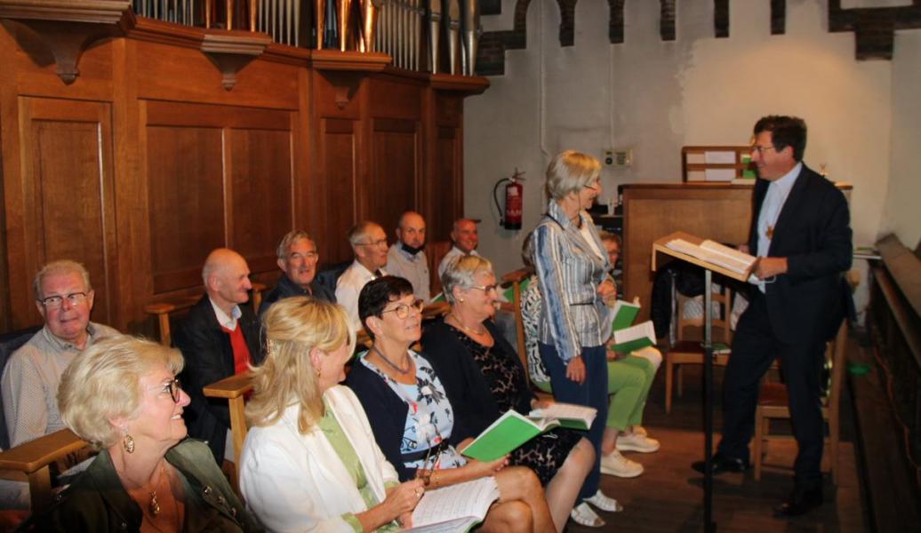 Bisschop Lode groet het koor In Dulci Jubilo dat de aanstellingsviering opluistert. © Pastorale Eenheid O.L.V. Krekedal Kortemark