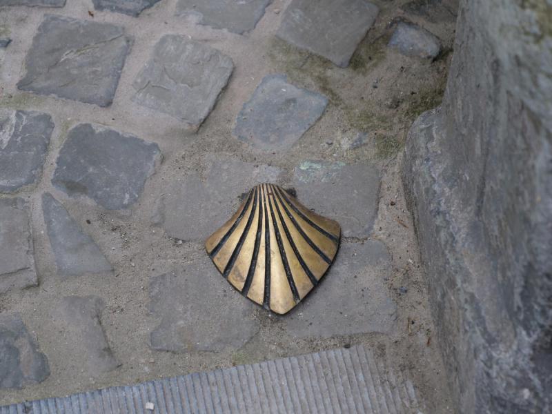 Via Brugensis - Nieuwe bronzen schelp © Michiel Van Mulders