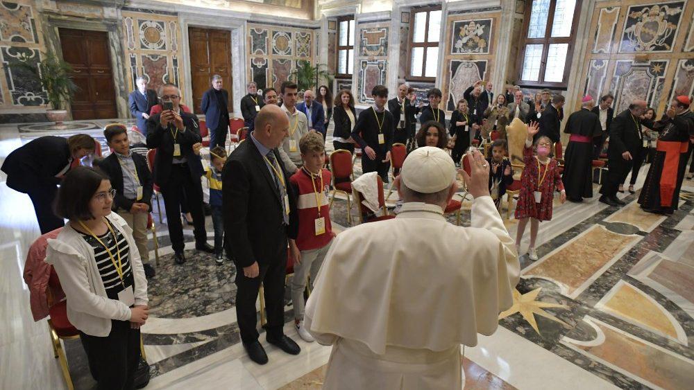 Paus Franciscus tijdens de audiëntie voor de leden van de Italiaanse antimisbruikvereniging 'Meter' © VaticanMedia