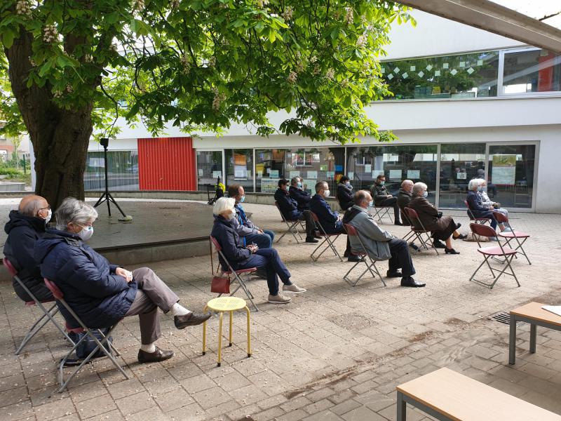 Eucharistie onder een bloeiende kastanjeboom © Dirk Adams