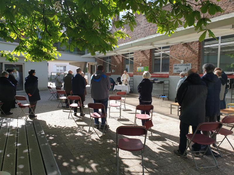 Eucharistie vieren onder een bloeiende kastanjeboom © Dirk Adams