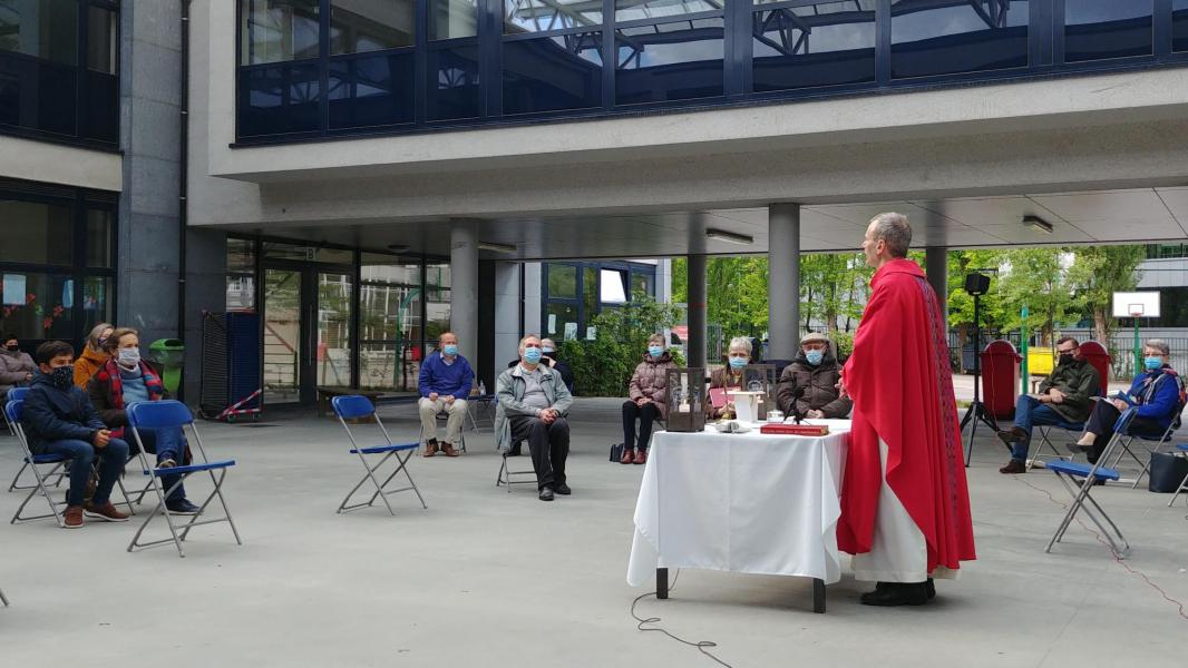 Eucharistie vieren onder het grote afdak van het Sint-Jozefscollege © Dirk Van Erps