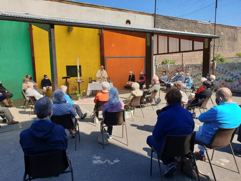 De stralende zon gaf de viering nog meer glans © Dirk Adams