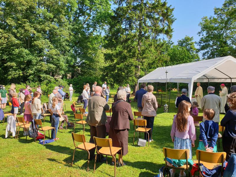 Opnieuw prachtig weer voor de laatste gezinsviering in openlucht van dit jaar. © Dirk Adams