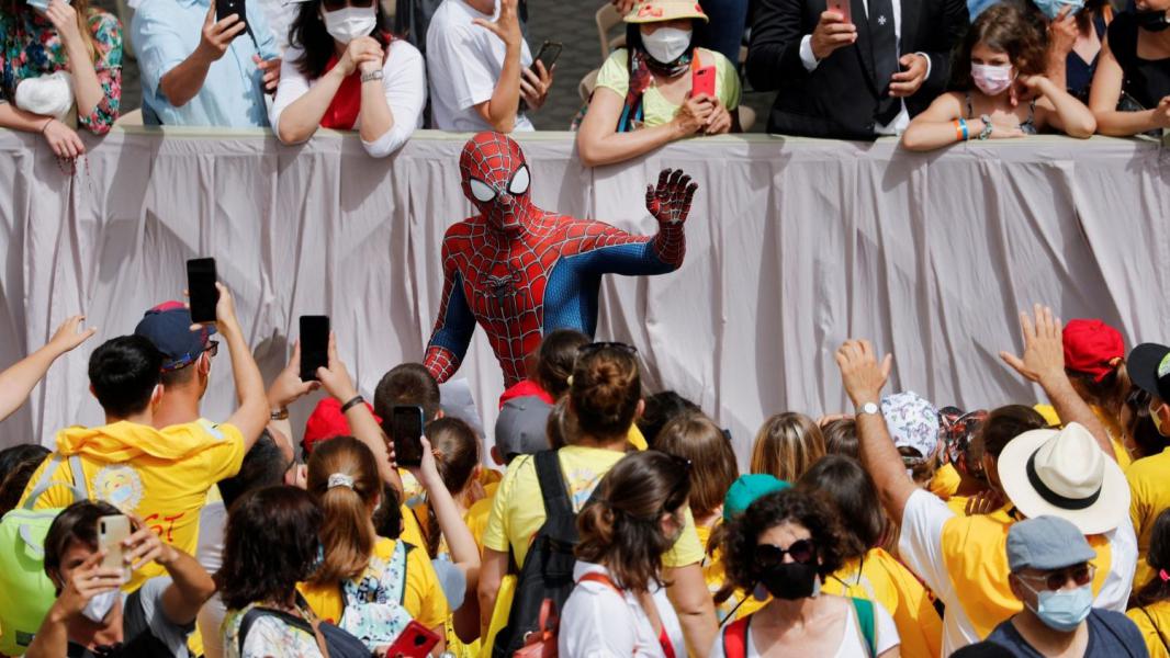 De Italiaanse Spiderman op audiëntie bij de paus © VaticanMedia