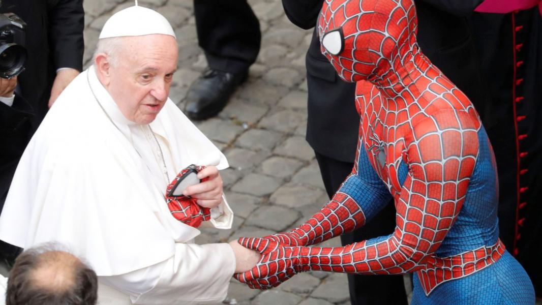 De Italiaanse Spiderman op audiëntie bij de paus © VaticanMedia