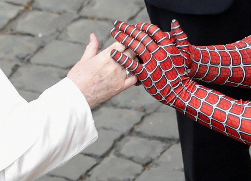 De Italiaanse Spiderman op audiëntie bij de paus © VaticanMedia