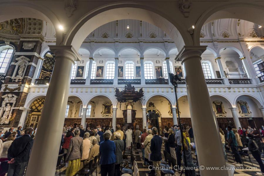 De diaken leest het Evangelie (het verhaal van Zacheus) vanop de preekstoel © Christian Clauwers