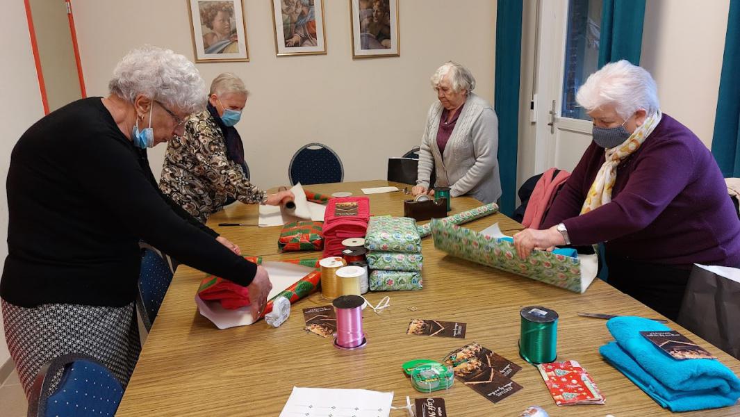 Enkelen ziekenbezoekers druk in de weer met het maken van de Kerstgeschenkjes voor de ouderen en zieken van onze gemeenschap. © Dirk Adams