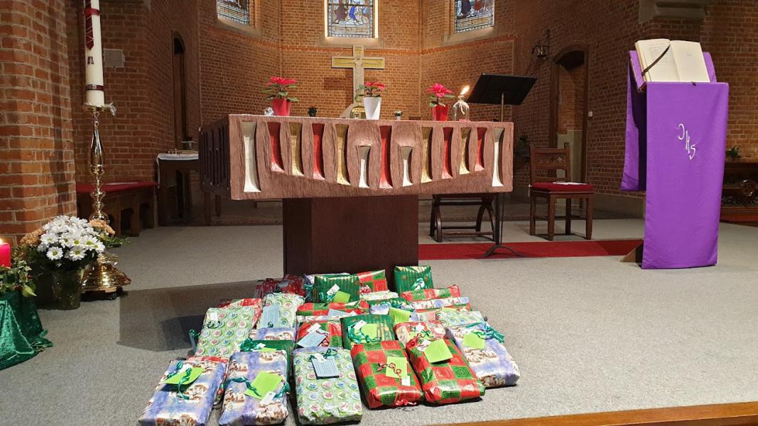 Alle Kerstgeschenkjes liggen klaar ! De ziekenbezoekers zullen ze de komende dagen aan huis bezorgen en de Kerstwensen van onze gemeenschap overbrengen. © Dirk Adams