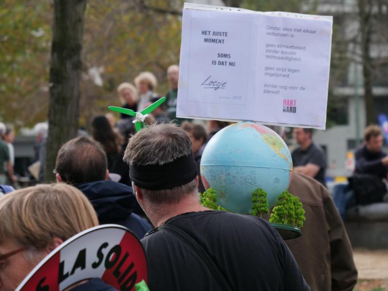 Een van de protestborden: 'Het juiste moment, soms is dat nu' © Michiel Van Mulders